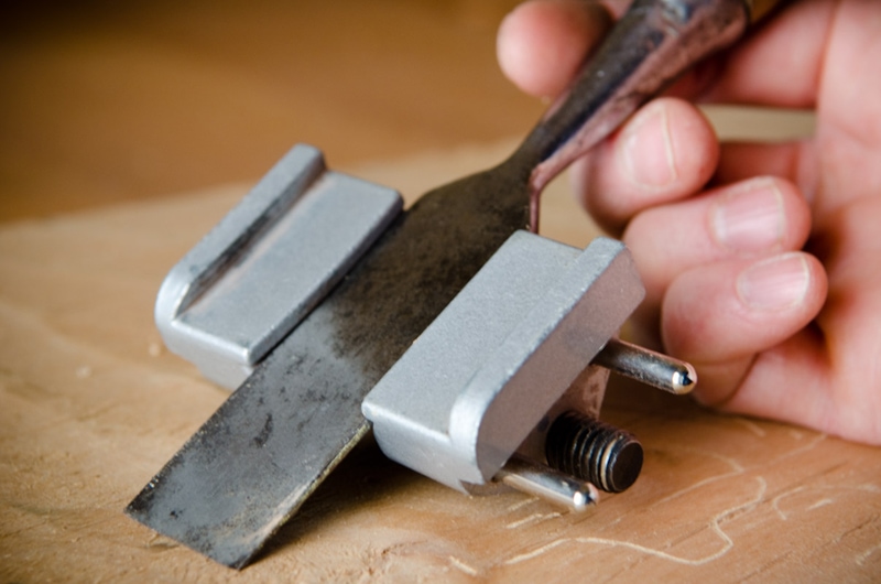 how to use a chisel honing guide