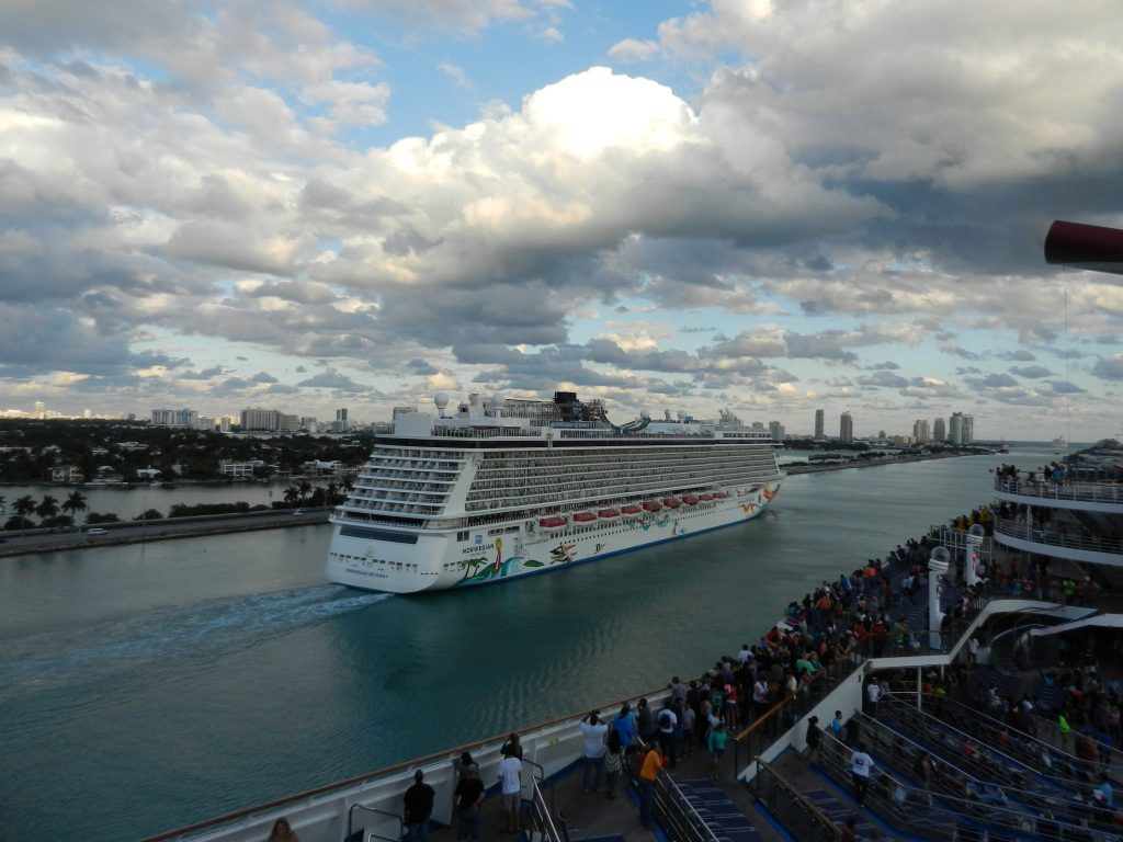 cruise ship tour guide jobs